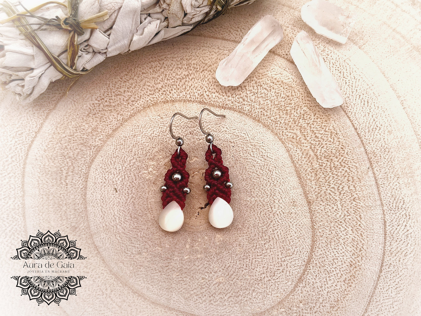 Pendientes boho macramé de nácar en rojo - Mother of pearl boho macrame earrings in red