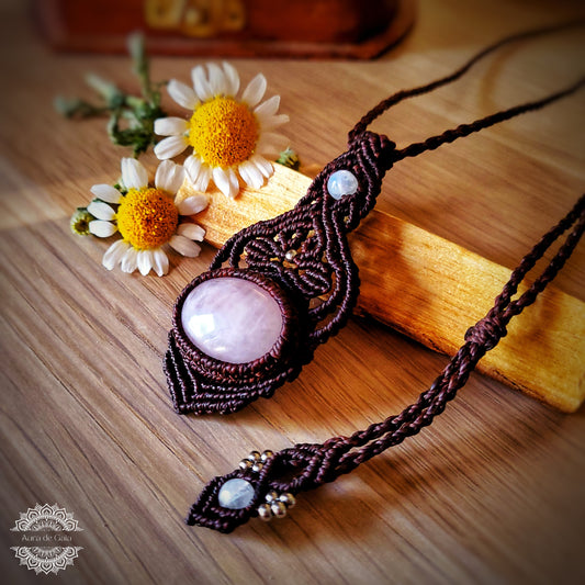Collar Boho en Macrame con Cuarzo Rosa y Piedra Luna / Boho Macrame Necklace with Rose Quartz and Moonstone