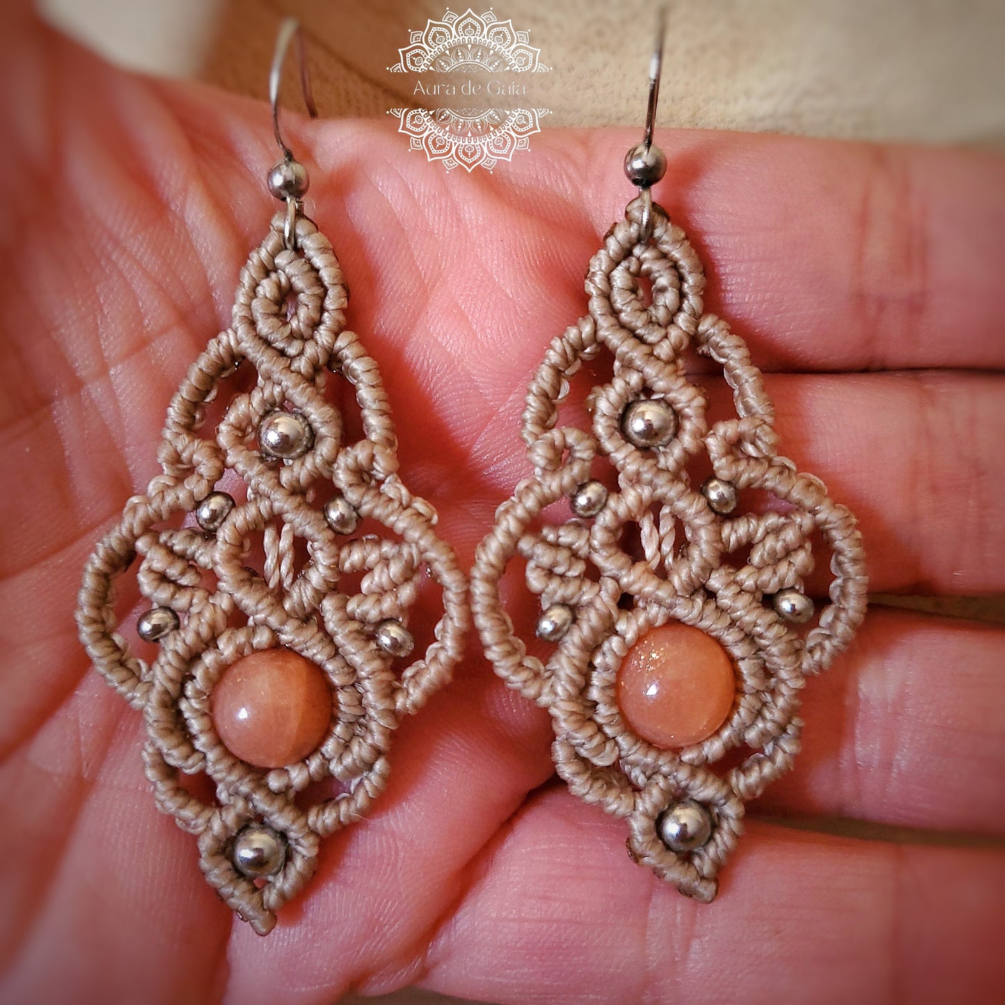 Delicados Pendientes Bohemios con Piedra del Sol en Macramé/ Handcrafted Boho Hippie Natural Stone Earrings