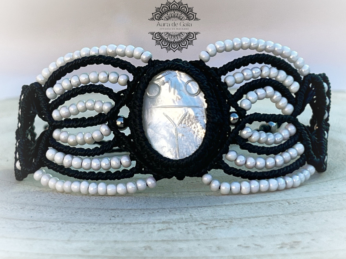 Pulsera de macrame con Amuleto Escarabajo en Madre Perla - Macrame Bracelet with Beetle Charm in Mother of Pearl