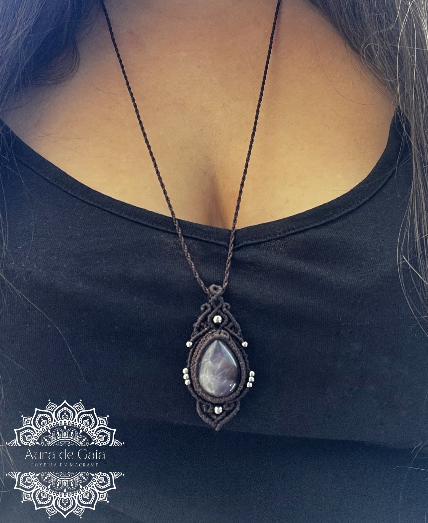Bohemio Collar de Macramé con Cuarzo Amatista en color Chocolate - Macrame Necklace with Amethyst Quartz in Brown Color