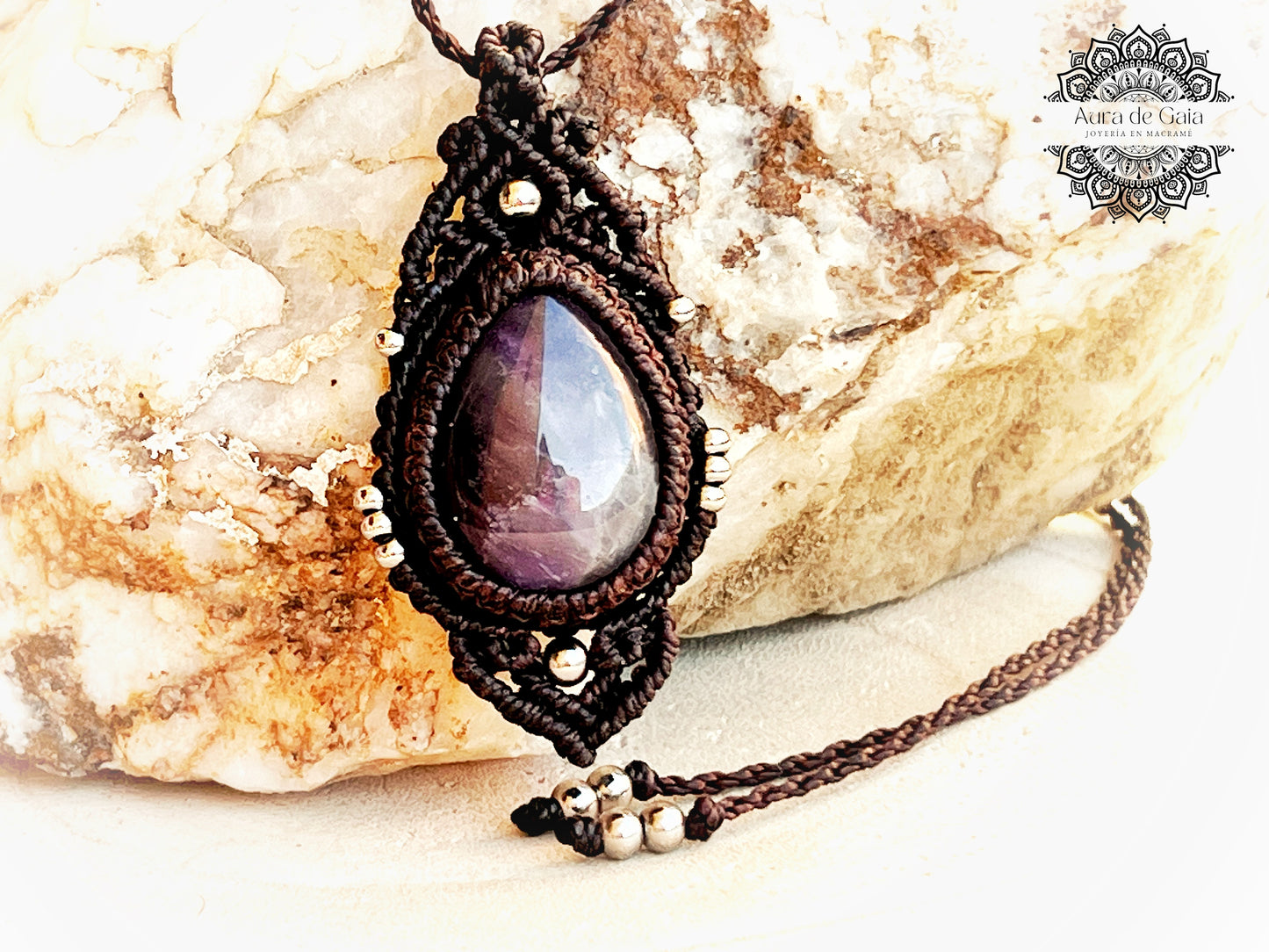 Bohemio Collar de Macramé con Cuarzo Amatista en color Chocolate - Macrame Necklace with Amethyst Quartz in Brown Color