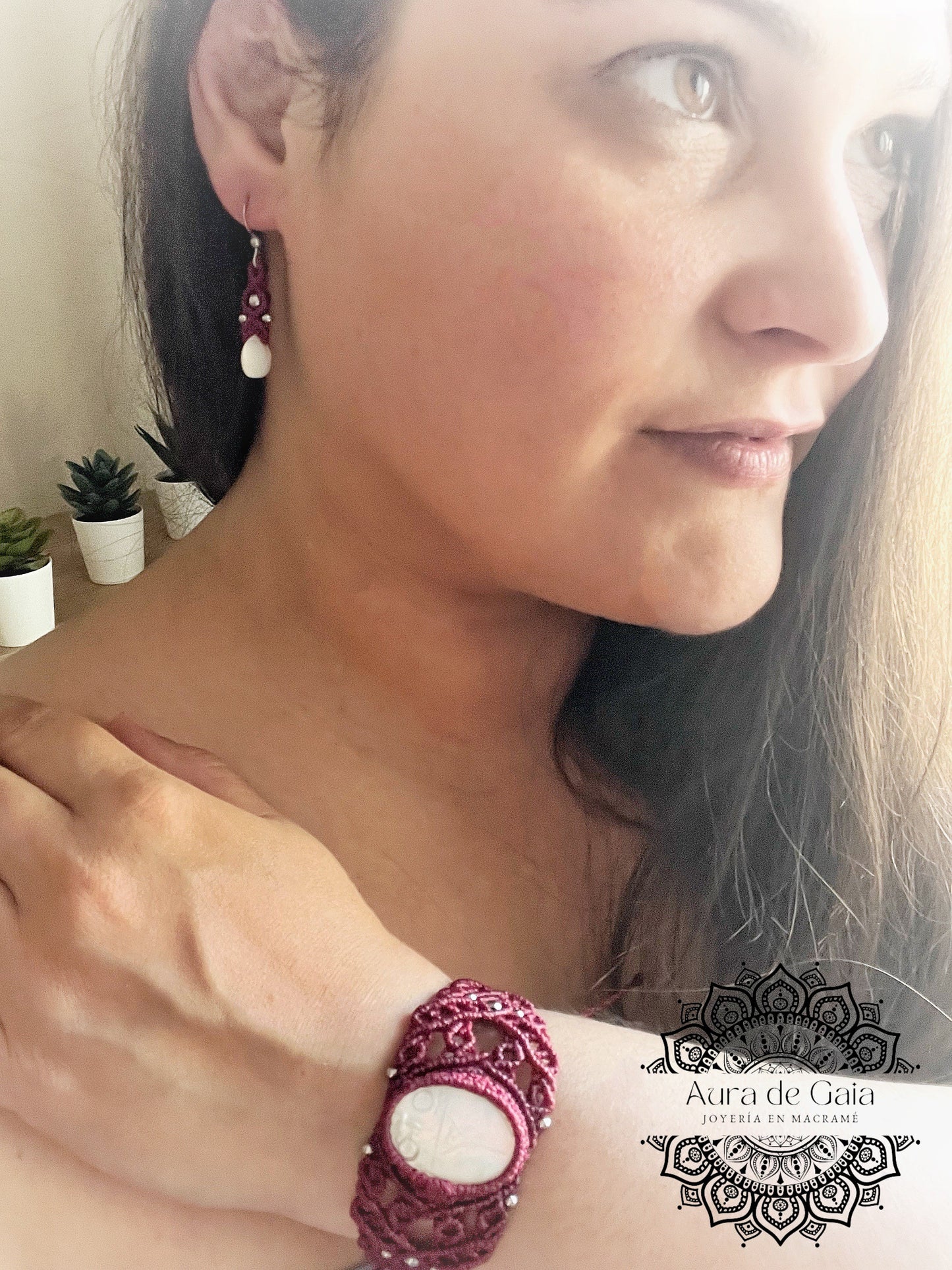 Pendientes boho macramé de nácar en rojo - Mother of pearl boho macrame earrings in red