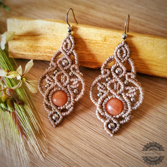 Delicados Pendientes Bohemios con Piedra del Sol en Macramé/ Handcrafted Boho Hippie Natural Stone Earrings