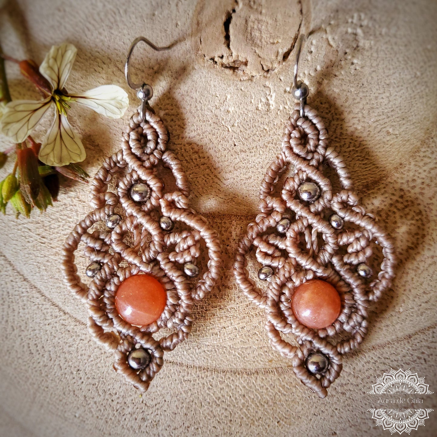 Delicados Pendientes Bohemios con Piedra del Sol en Macramé/ Handcrafted Boho Hippie Natural Stone Earrings