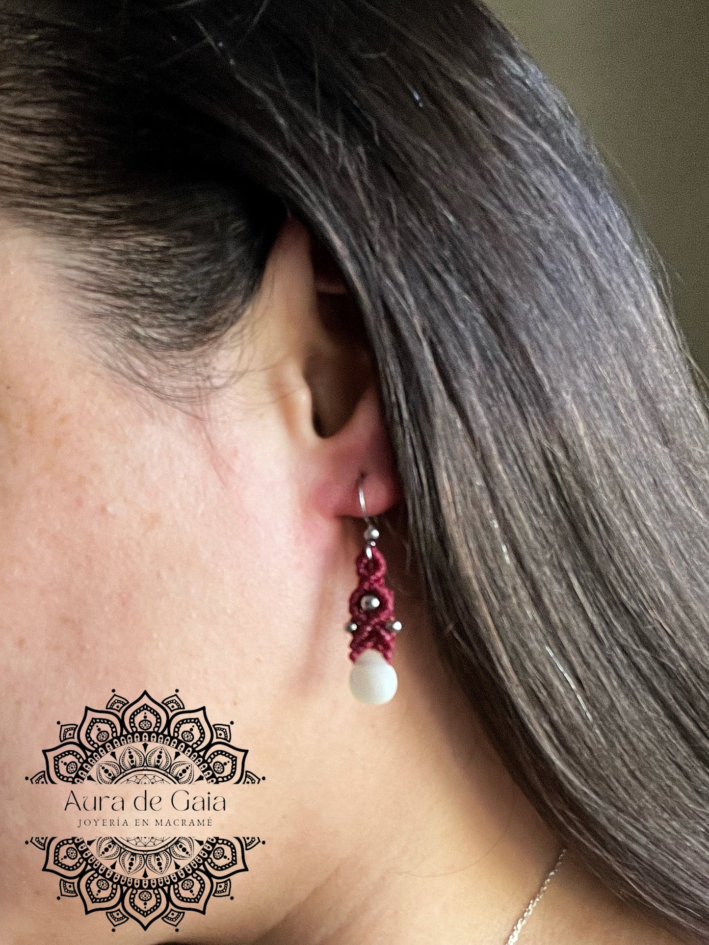 Pendientes boho macramé de nácar en rojo - Mother of pearl boho macrame earrings in red
