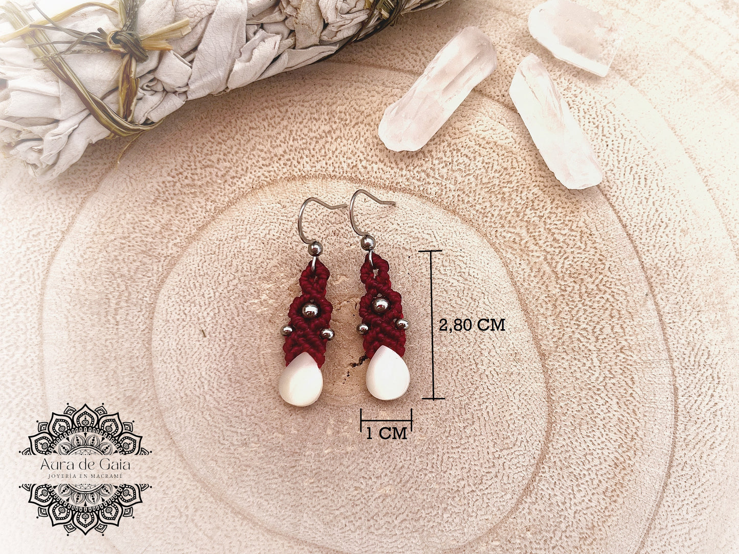 Pendientes boho macramé de nácar en rojo - Mother of pearl boho macrame earrings in red