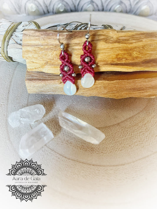 Pendientes boho macramé de nácar en rojo - Mother of pearl boho macrame earrings in red