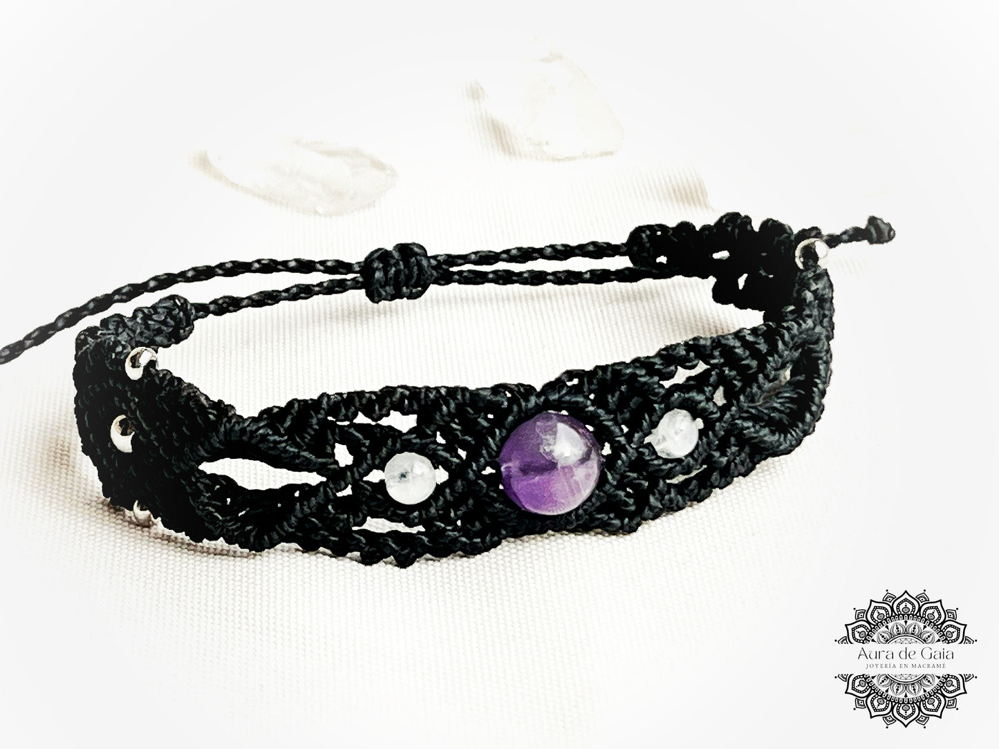 Pulsera de macrame con Cuarzo Amatista y Piedra Luna en color Negro - Macrame bracelet with Amethyst Quartz and Moonstone in Black color