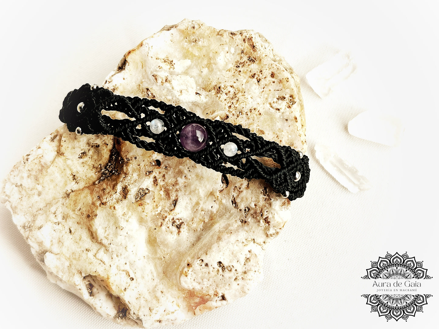 Pulsera de macrame con Cuarzo Amatista y Piedra Luna en color Negro - Macrame bracelet with Amethyst Quartz and Moonstone in Black color