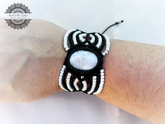 Pulsera de macrame con Amuleto Escarabajo en Madre Perla - Macrame Bracelet with Beetle Charm in Mother of Pearl