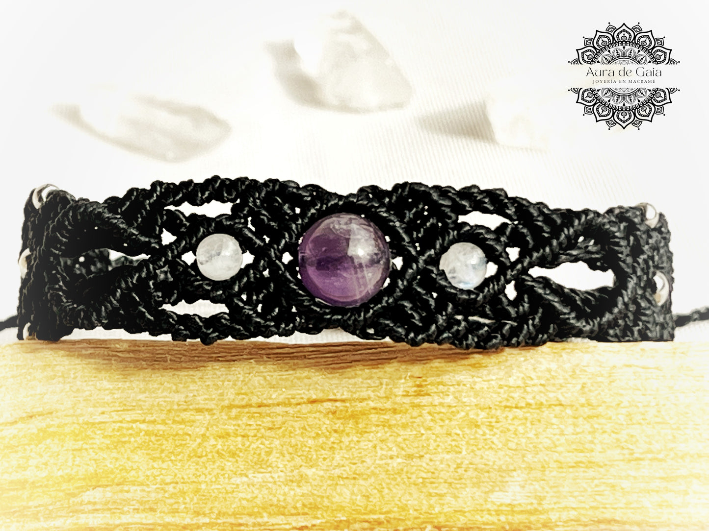 Pulsera de macrame con Cuarzo Amatista y Piedra Luna en color Negro - Macrame bracelet with Amethyst Quartz and Moonstone in Black color