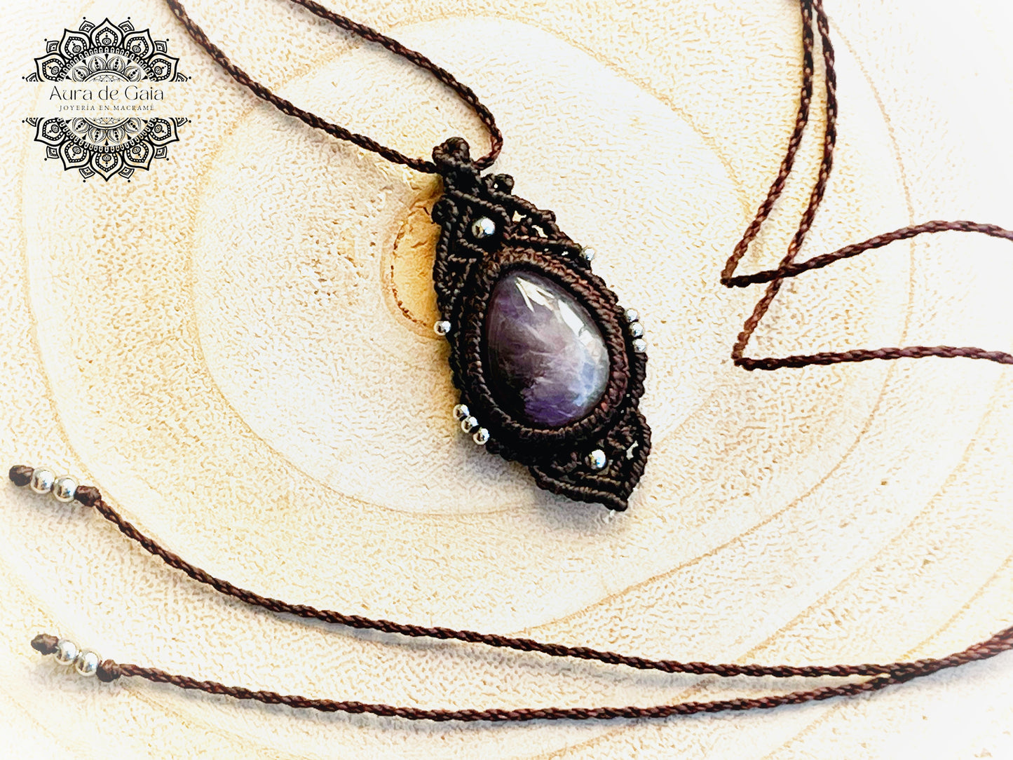 Bohemio Collar de Macramé con Cuarzo Amatista en color Chocolate - Macrame Necklace with Amethyst Quartz in Brown Color