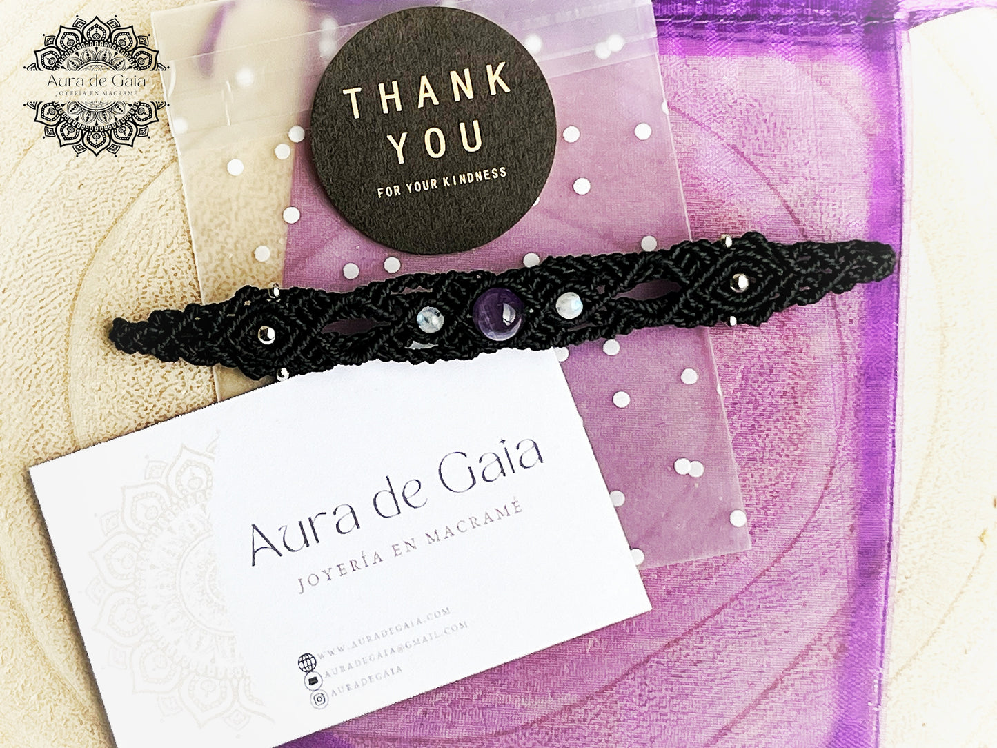 Pulsera de macrame con Cuarzo Amatista y Piedra Luna en color Negro - Macrame bracelet with Amethyst Quartz and Moonstone in Black color