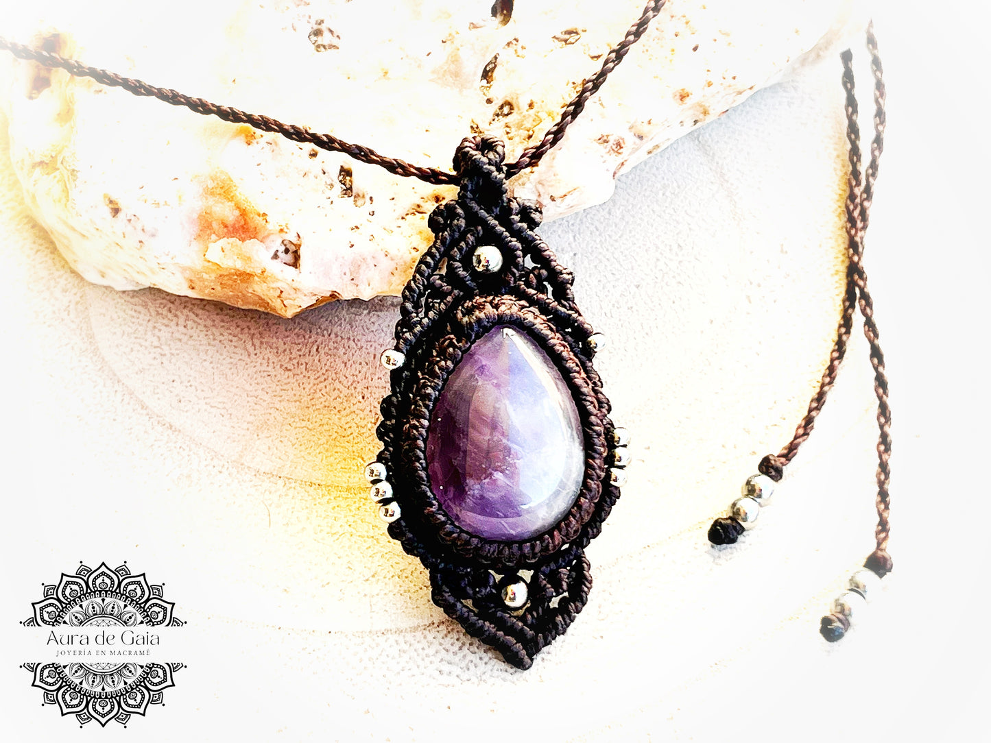Bohemio Collar de Macramé con Cuarzo Amatista en color Chocolate - Macrame Necklace with Amethyst Quartz in Brown Color
