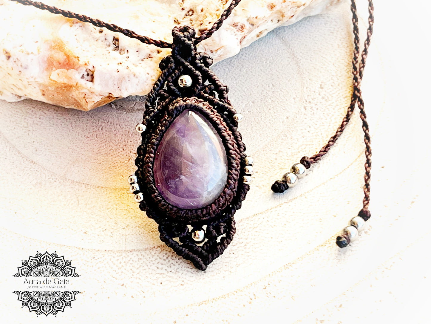 Bohemio Collar de Macramé con Cuarzo Amatista en color Chocolate - Macrame Necklace with Amethyst Quartz in Brown Color