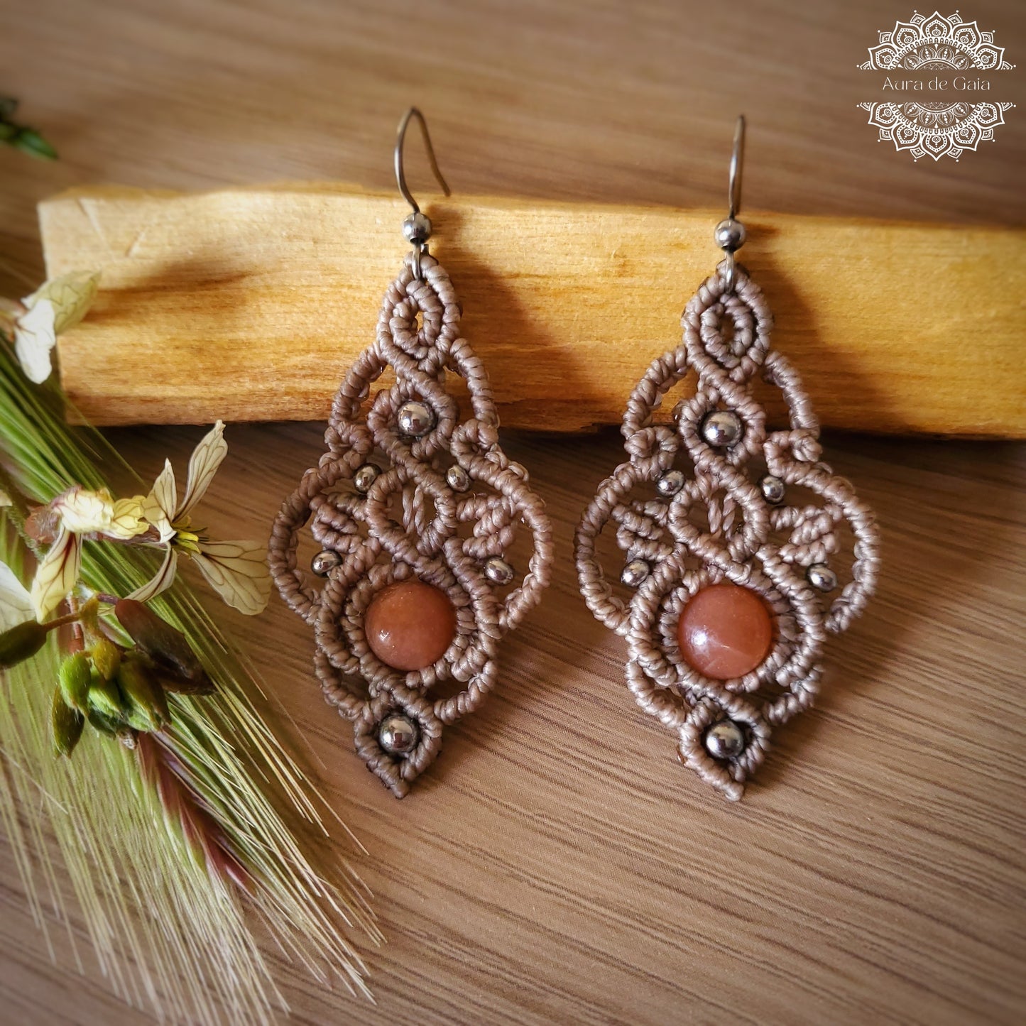 Delicados Pendientes Bohemios con Piedra del Sol en Macramé/ Handcrafted Boho Hippie Natural Stone Earrings