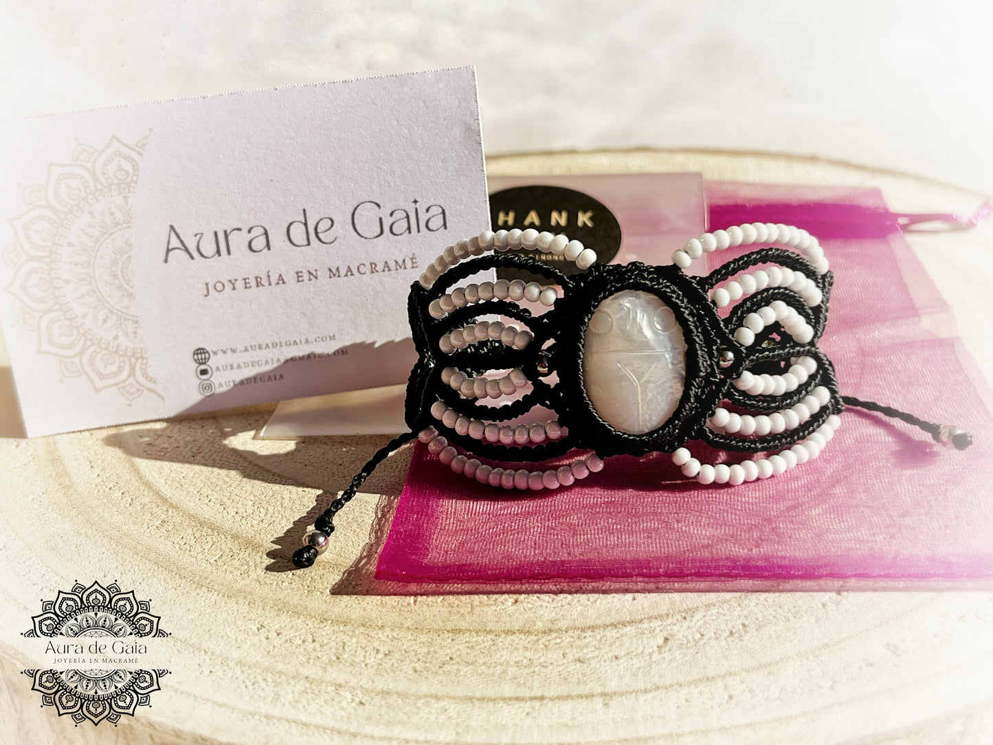 Pulsera de macrame con Amuleto Escarabajo en Madre Perla - Macrame Bracelet with Beetle Charm in Mother of Pearl