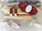 Pendientes boho macramé de nácar en rojo - Mother of pearl boho macrame earrings in red