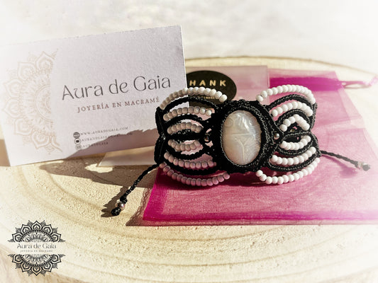 Pulsera de macrame con Amuleto Escarabajo en Madre Perla - Macrame Bracelet with Beetle Charm in Mother of Pearl